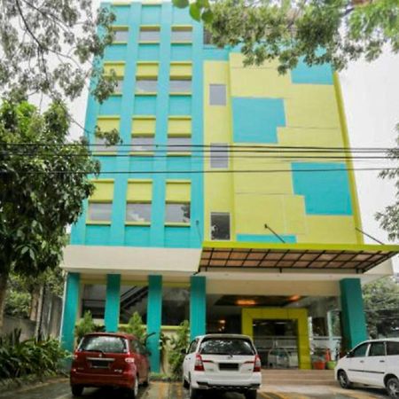 RedDoorz Plus near Pantai Losari Makassar Esterno foto