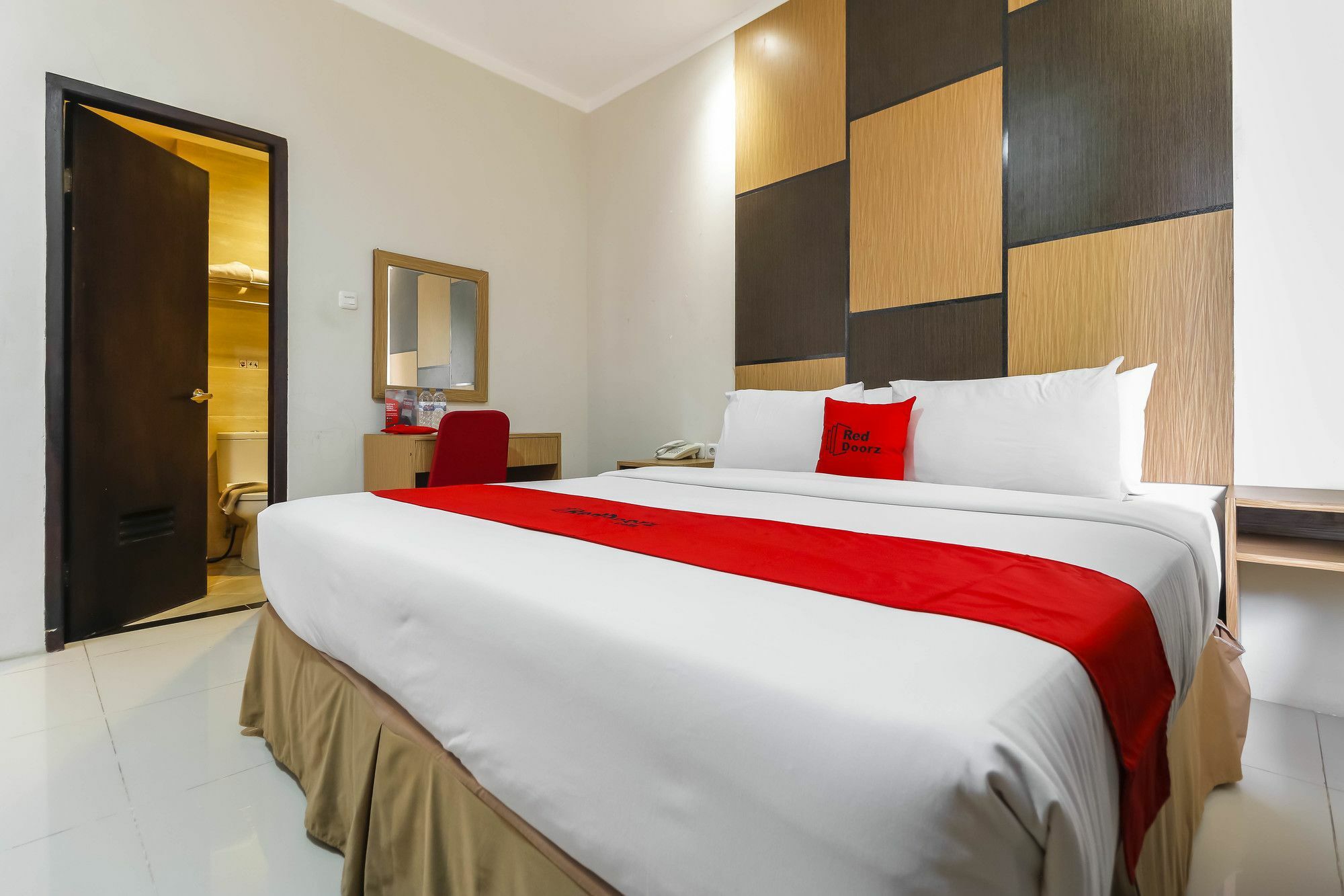 RedDoorz Plus near Pantai Losari Makassar Esterno foto