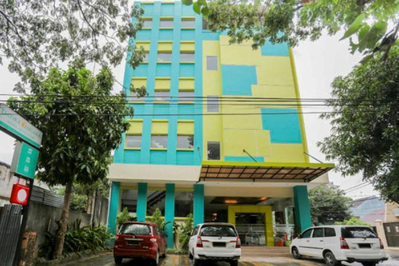 RedDoorz Plus near Pantai Losari Makassar Esterno foto