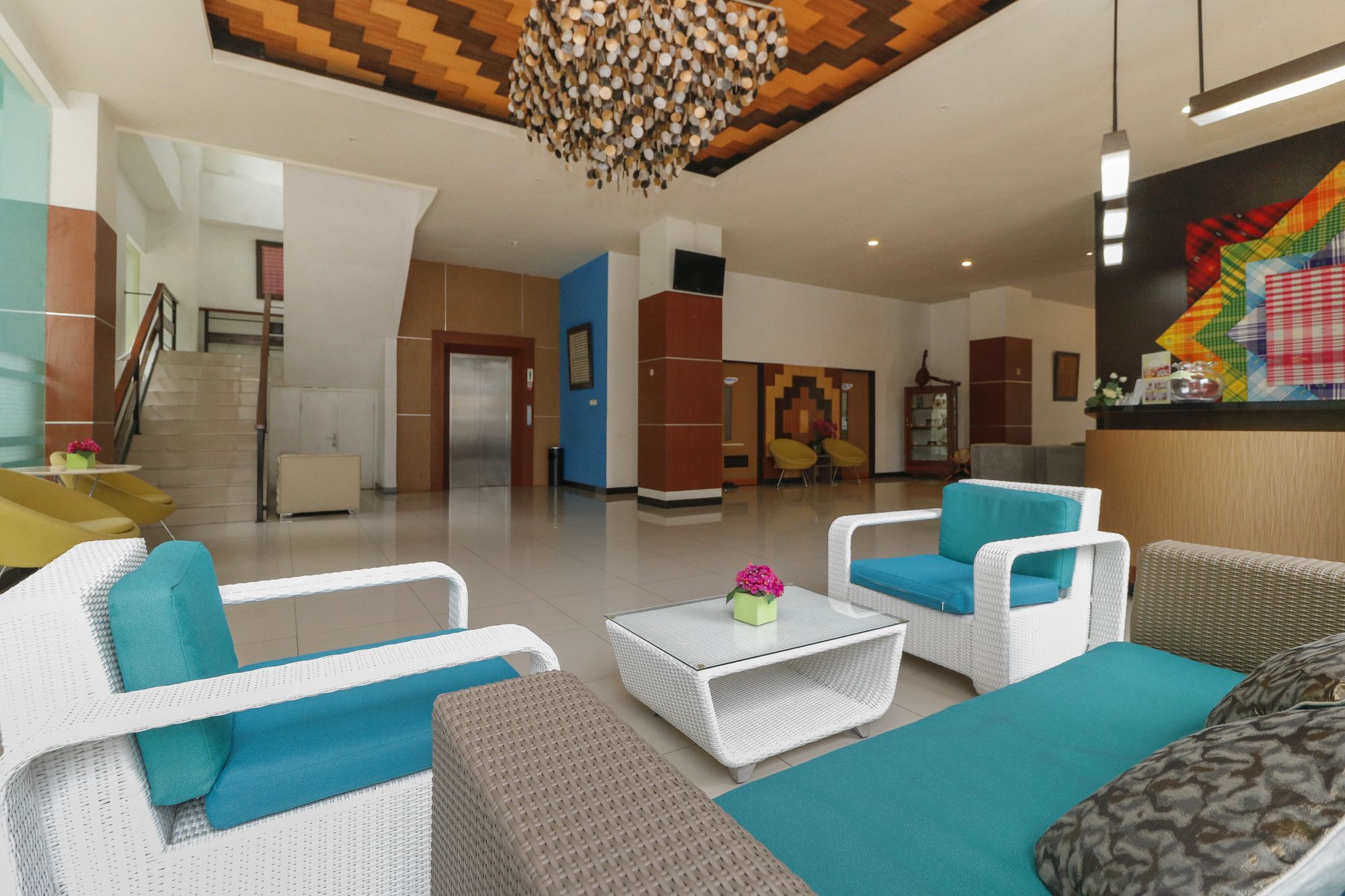 RedDoorz Plus near Pantai Losari Makassar Esterno foto