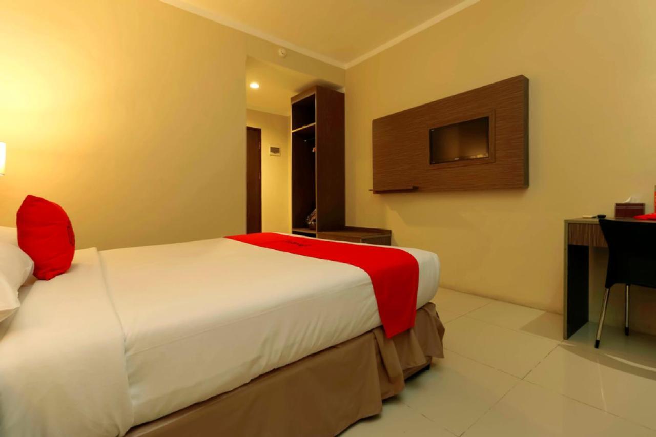 RedDoorz Plus near Pantai Losari Makassar Esterno foto