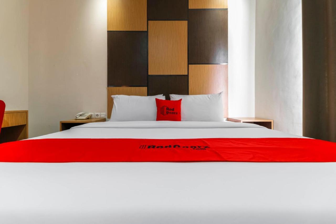 RedDoorz Plus near Pantai Losari Makassar Esterno foto