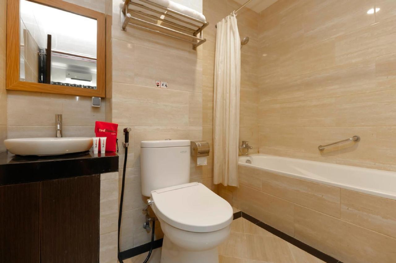 RedDoorz Plus near Pantai Losari Makassar Esterno foto