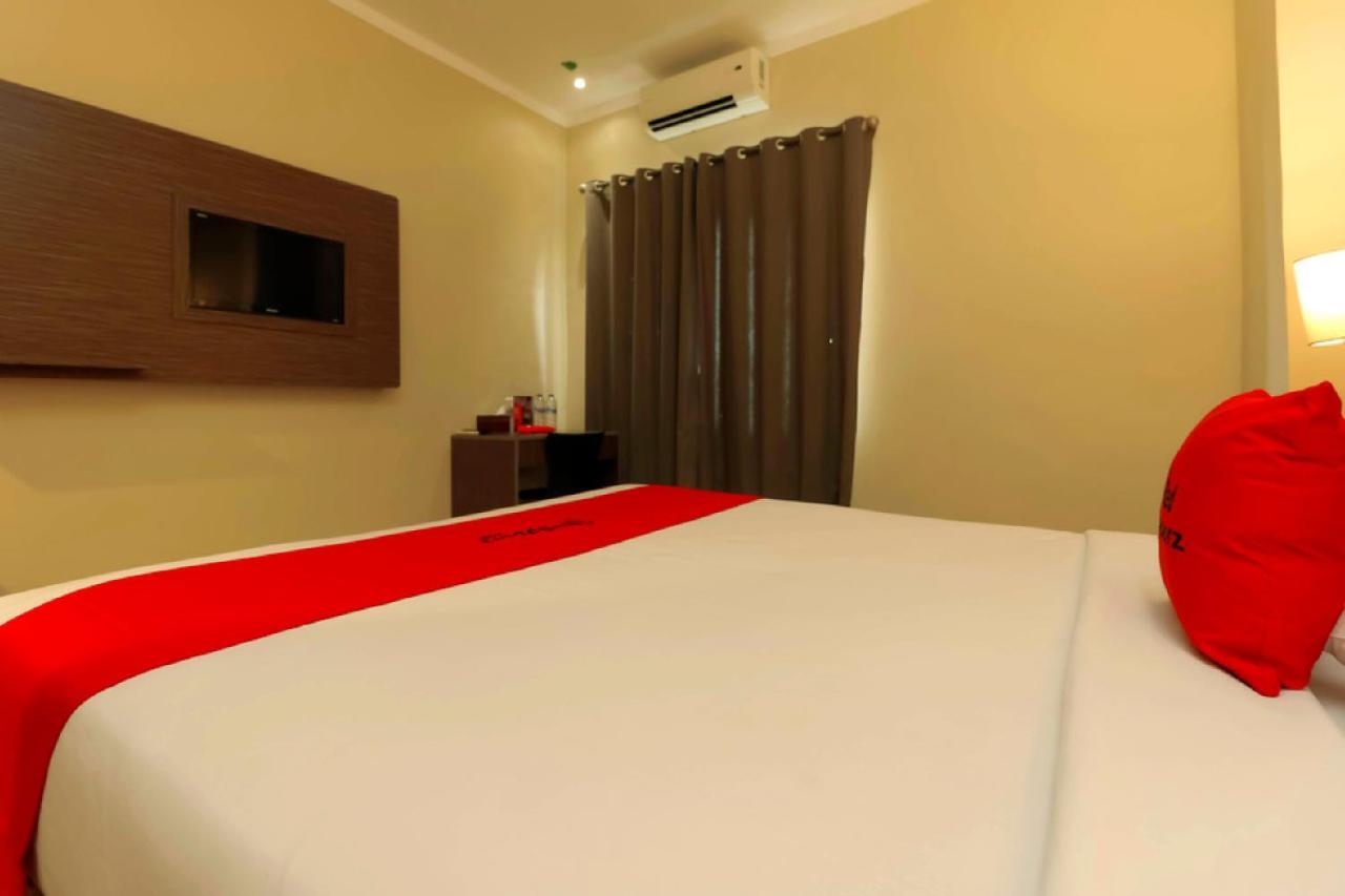 RedDoorz Plus near Pantai Losari Makassar Esterno foto